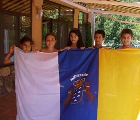 Con-la-bandera-Canarias